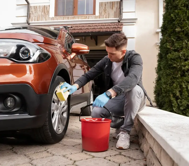 Lavage auto à domicile Saint-André-le-Gaz : professionnel intervenant sur un véhicule